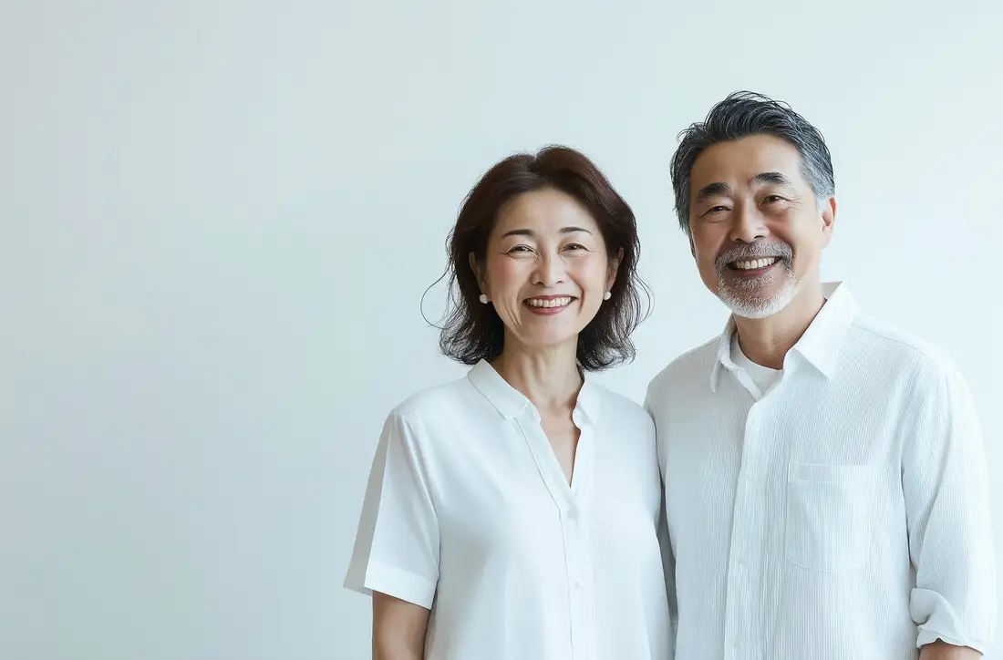 笑顔で寄り添うご夫婦