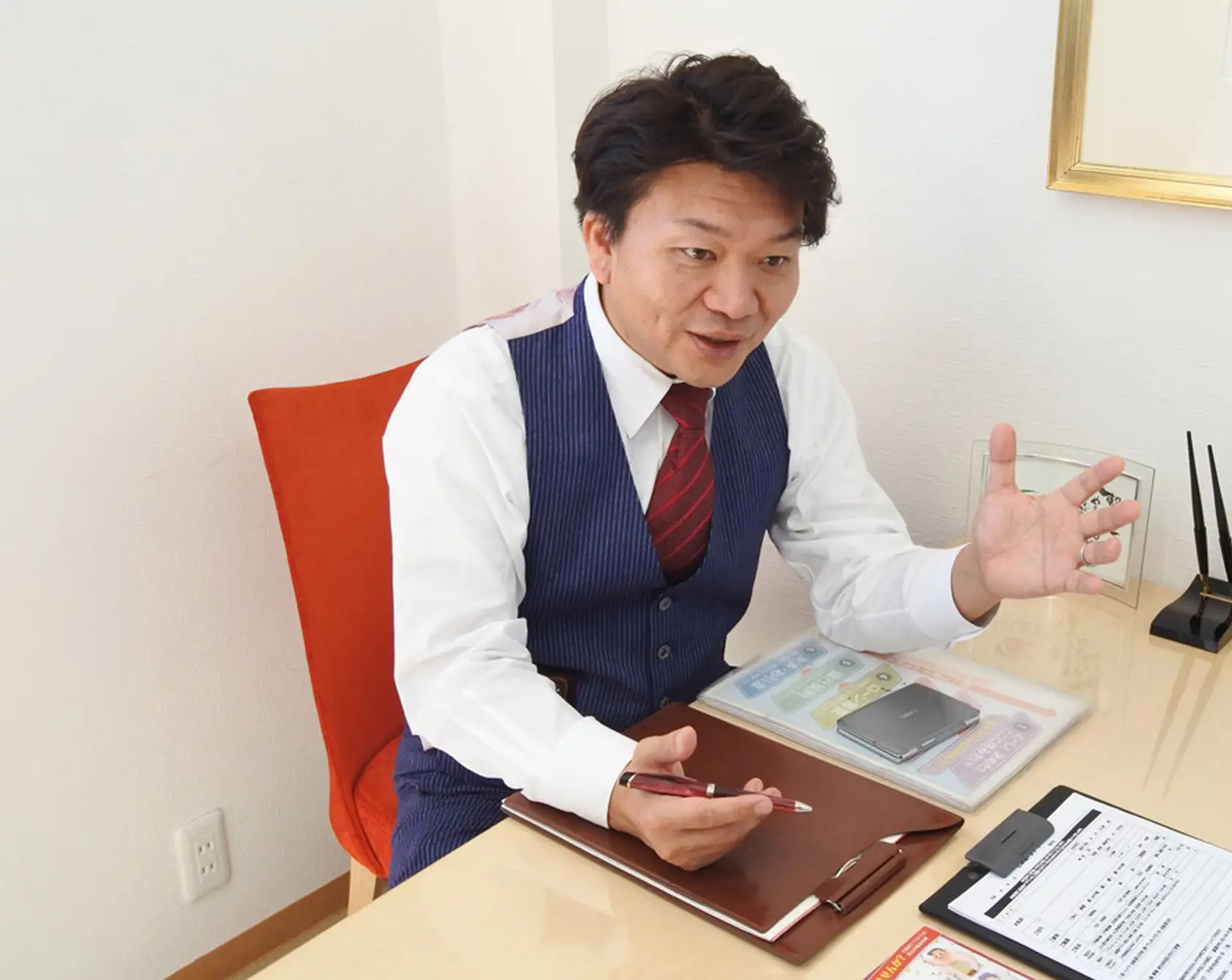 お客様と相談する不動産トラストのスタッフ