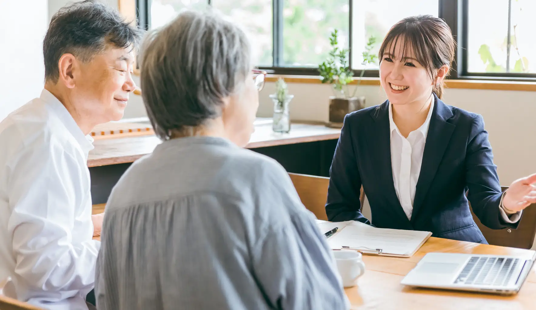 高齢のご夫婦と打ち合わせをするスタッフ